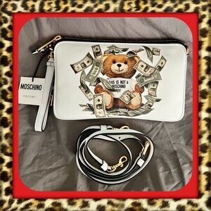 👑✅PRICE FIRM✅ MOSCHINO Teddy Bear White Crossbody Wristlet Bag. Brand New!
